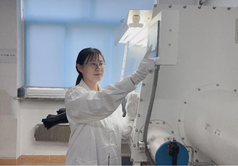 科研一线丨石爽爽：：晶体成长虽慢，，，但每一步都通向光的将来